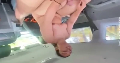 Gadis Melayu main dengan teman lelaki dalam kereta